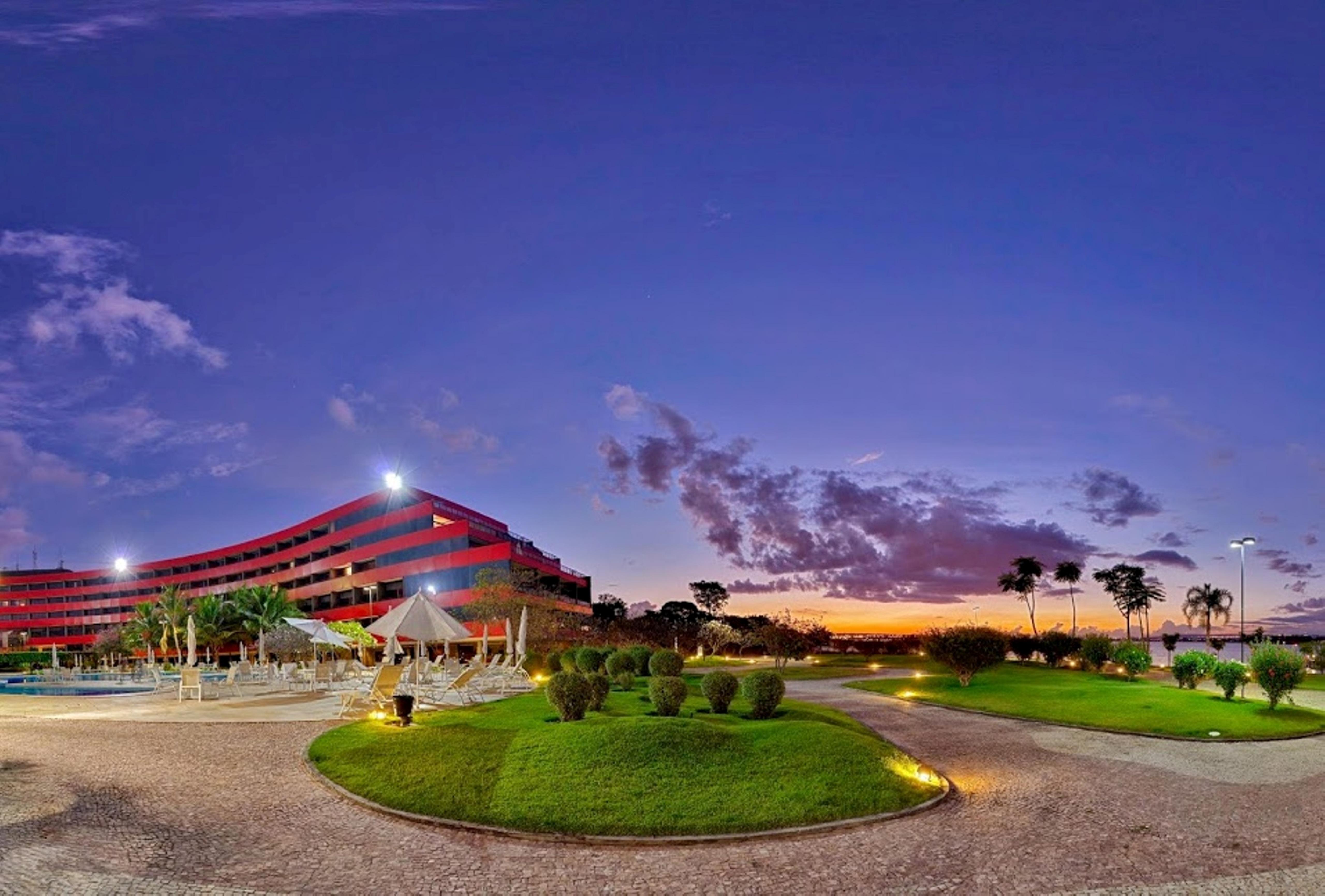 Отель Royal Tulip Brasilia Alvorada Экстерьер фото The hotel at night