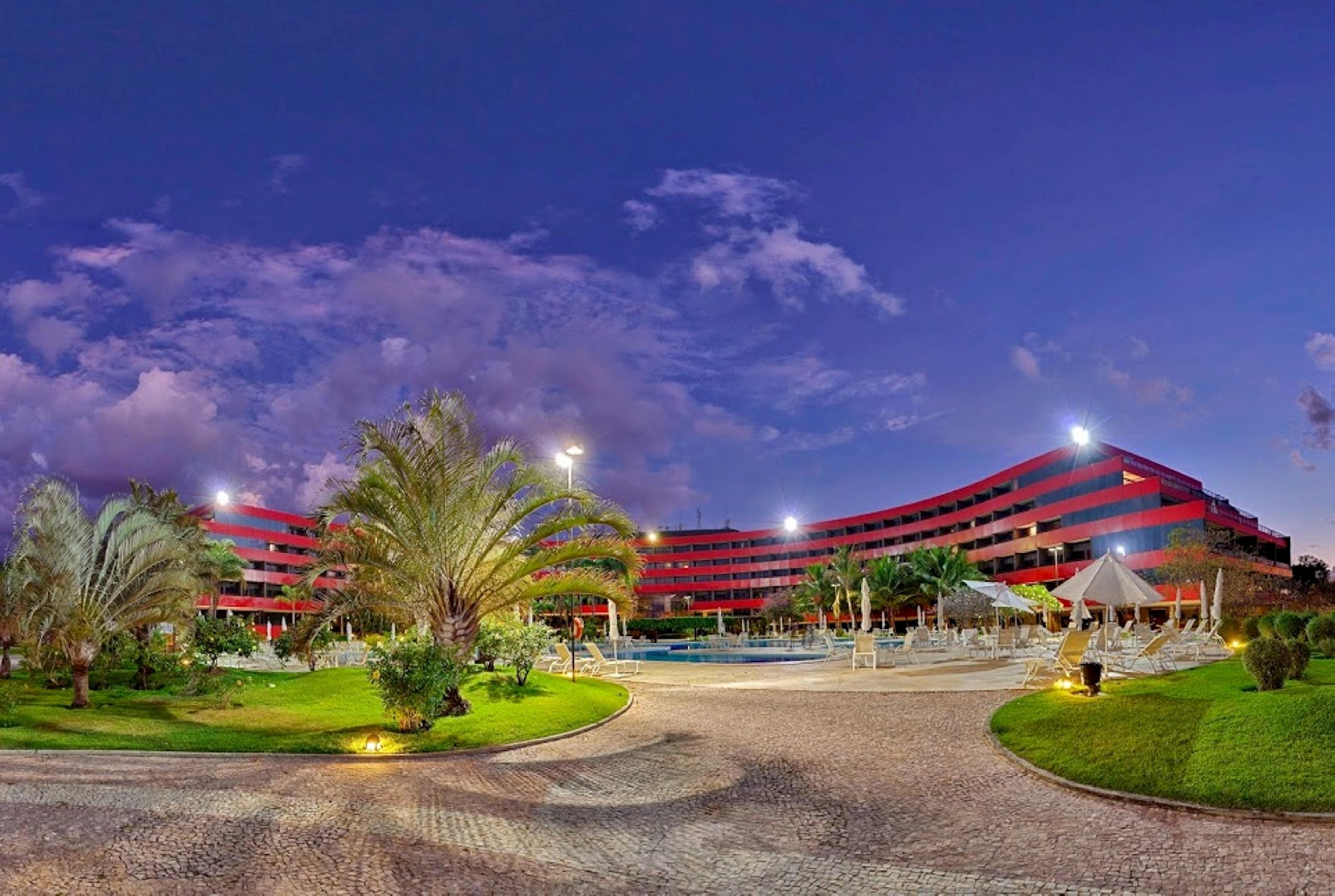 Отель Royal Tulip Brasilia Alvorada Экстерьер фото The hotel at night