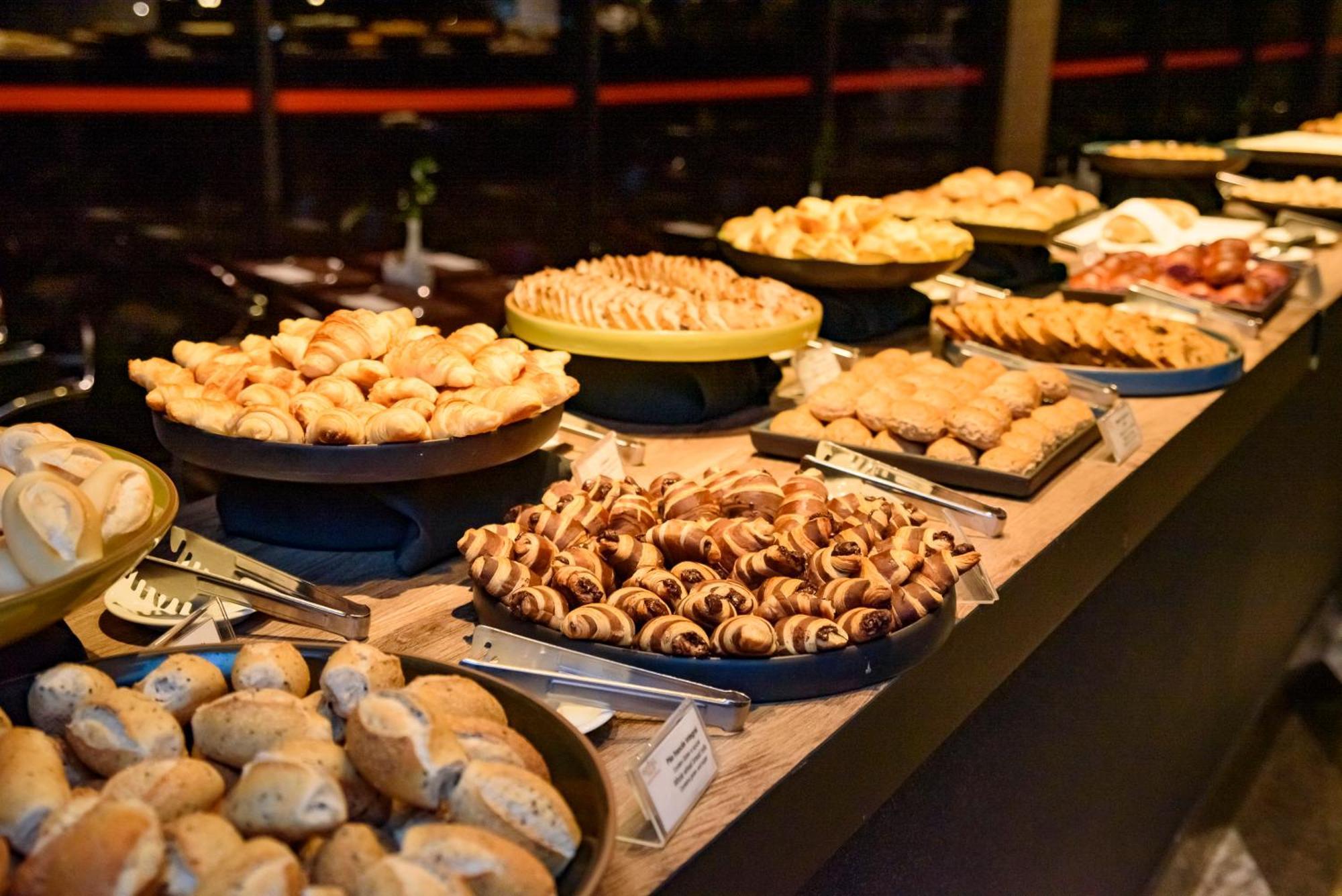 Отель Royal Tulip Brasilia Alvorada Экстерьер фото A selection of pastries at a buffet