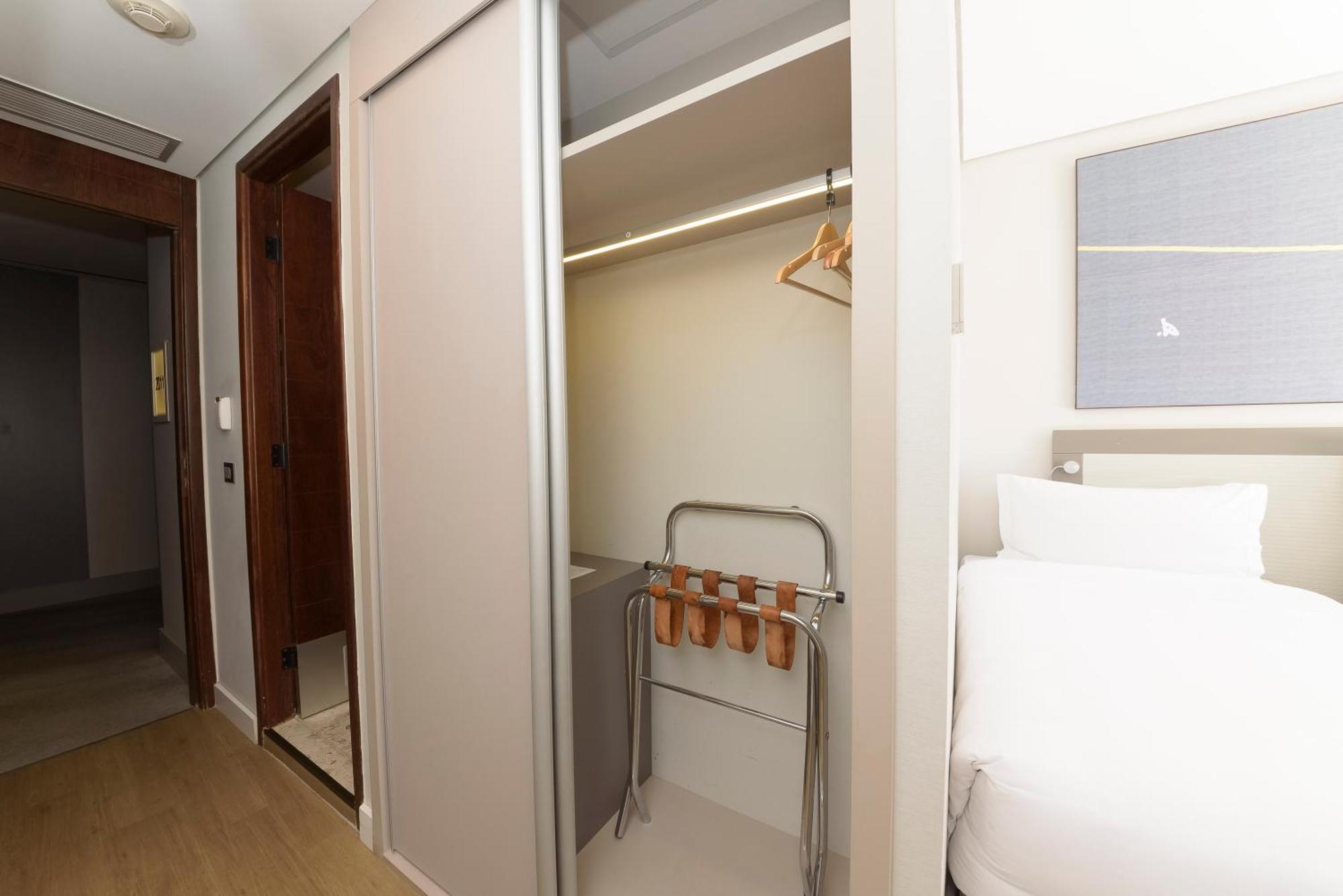 Отель Royal Tulip Brasilia Alvorada Экстерьер фото A sliding door