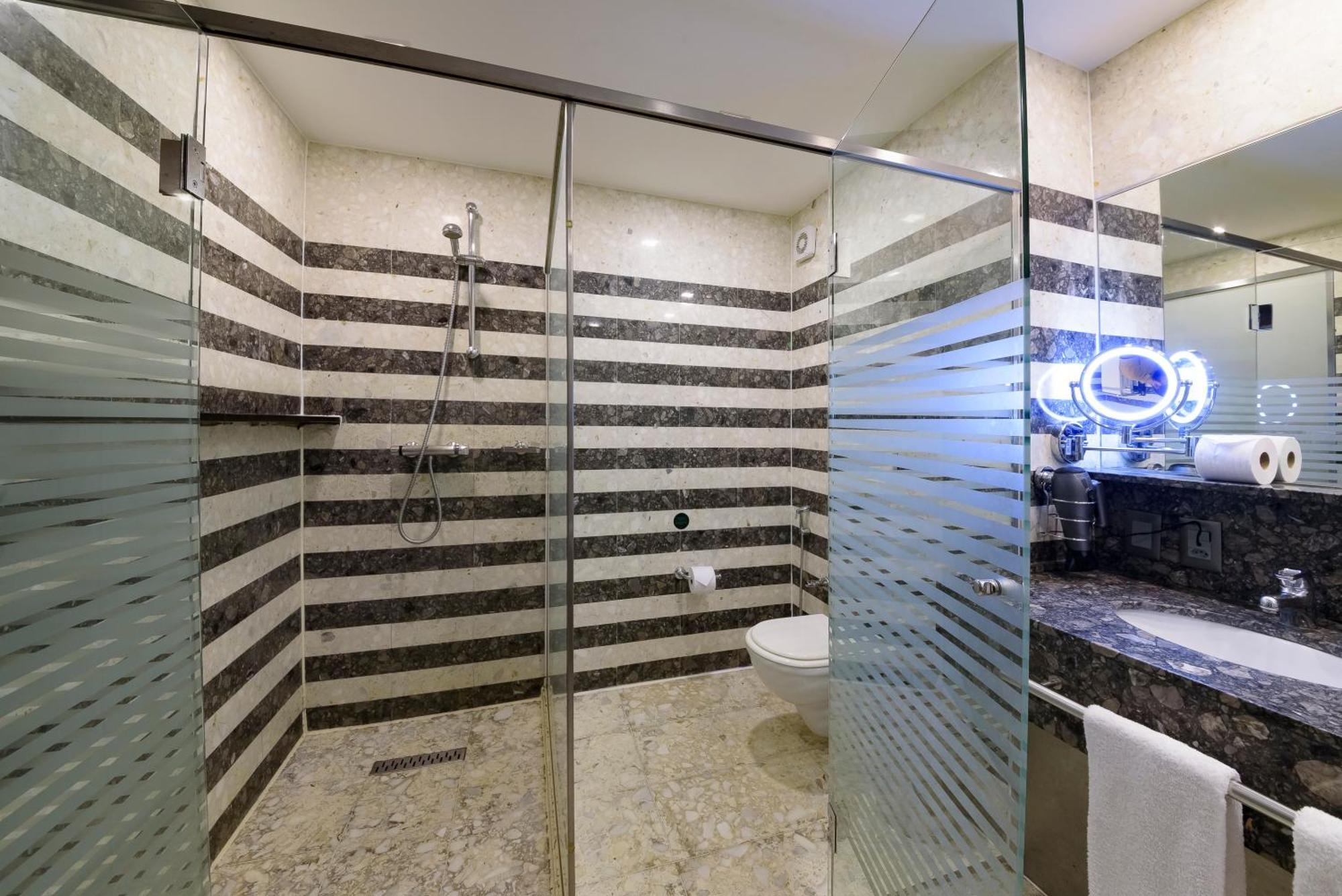 Отель Royal Tulip Brasilia Alvorada Экстерьер фото A shower enclosure