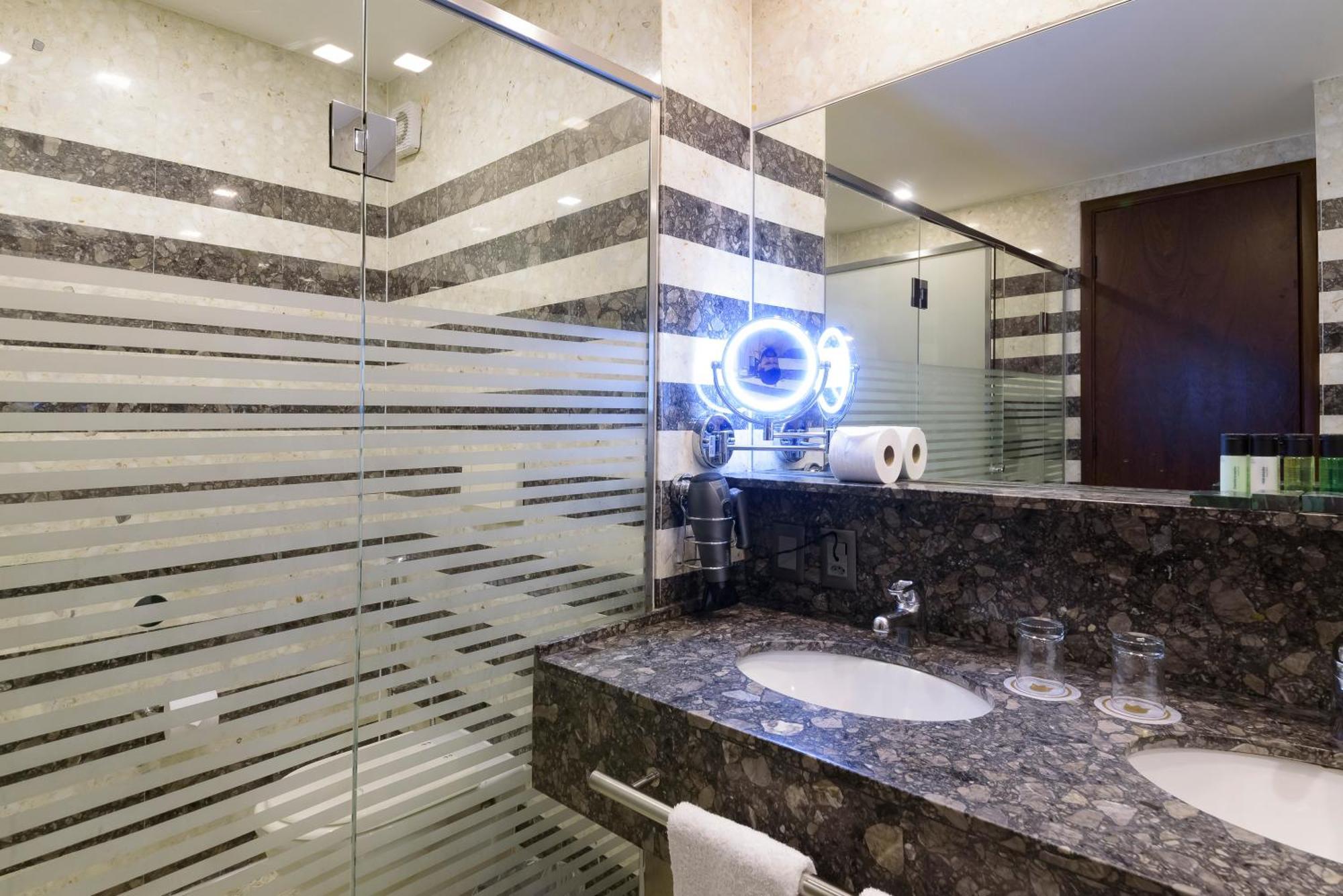 Отель Royal Tulip Brasilia Alvorada Экстерьер фото A bathroom in a hotel